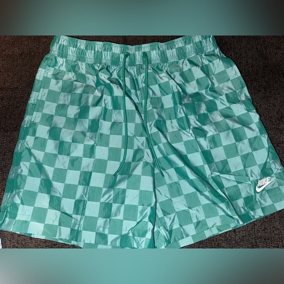 Nike Men’s Green Checkered Shorts - Picture 2 of 2